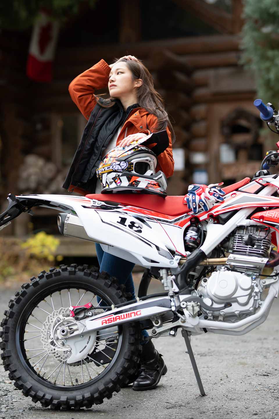 オートバイのRX230Fと赤いジャケットを着たモデルの写真