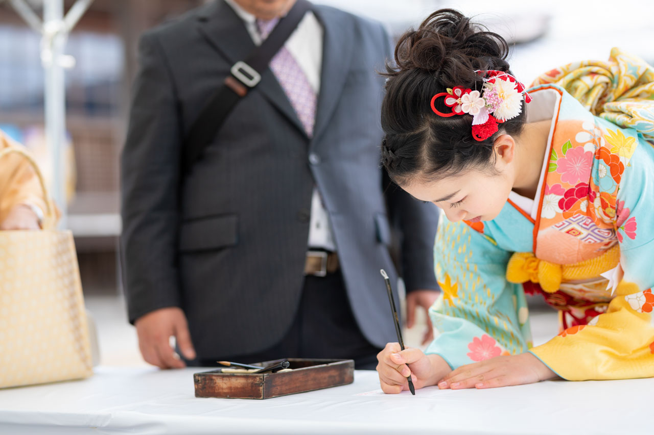 法輪寺でご祈祷を受ける前に想いを寄せた一文字を書く女の子